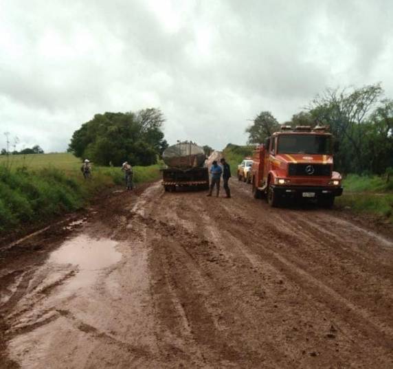 A rodovia é de chão batido e estava tomada de lama no momento do acidente