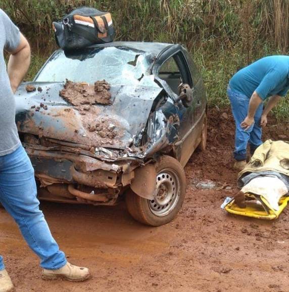 A rodovia é de chão batido e estava tomada de lama no momento do acidente