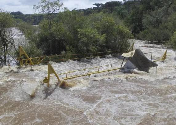 Não havia ninguém no local no momento do ocorrido e não há feridos. Registro da balsa encalhada foi feita por um drone.
