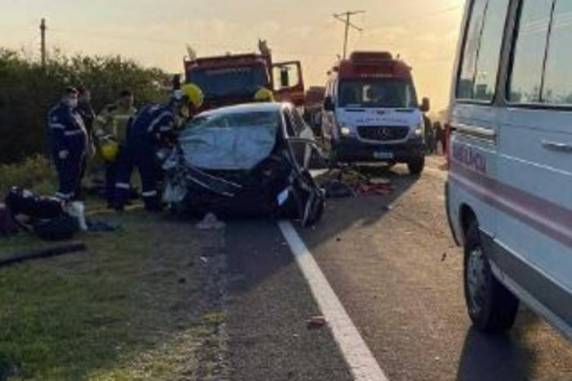 Vítimas estavam em um veículo que colidiu frontalmente com um caminhão