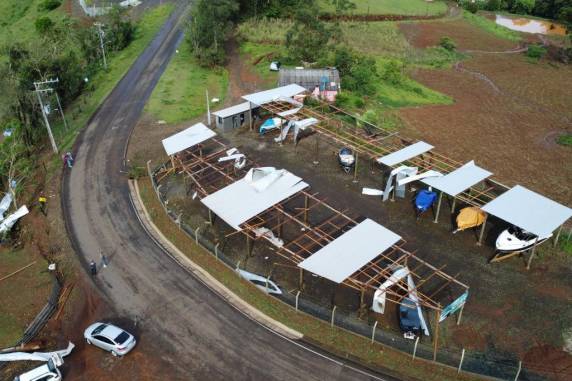 Chuva e tornado causam estragos e deixam pessoas fora de casa no oeste de Santa Catarina - foto 4