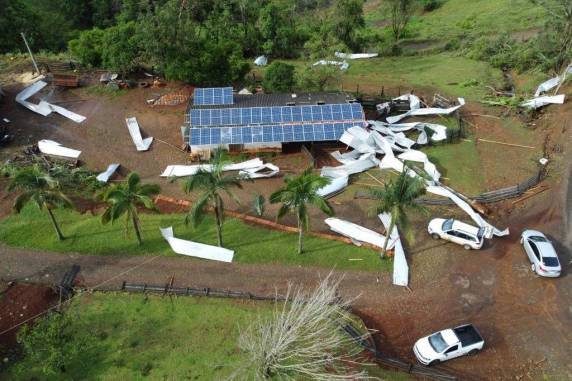Em Itá, município que faz limite com Aratiba, no Rio Grande do Sul, vento pode ter atingido 120 km/h; Defesa Civil monitora situação