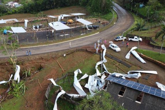 Chuva e tornado causam estragos e deixam pessoas fora de casa no oeste de Santa Catarina - foto 3