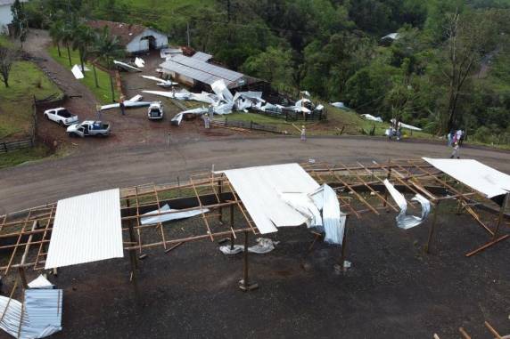 Chuva e tornado causam estragos e deixam pessoas fora de casa no oeste de Santa Catarina - foto 2