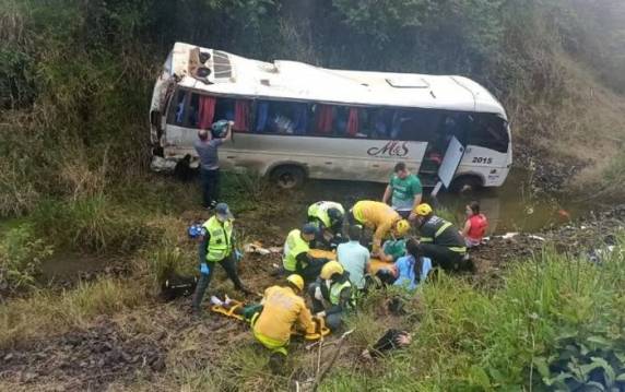 Veículo colidiu com um caminhão e caiu em um barranco