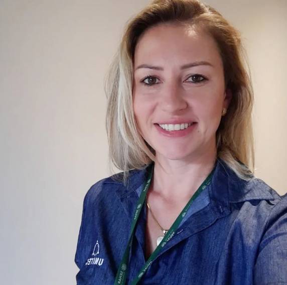 Enfermeira Katia Marx, associada da Unitec, traz informações sobre a campanha e orienta sobre a importância do autoexame das mamas