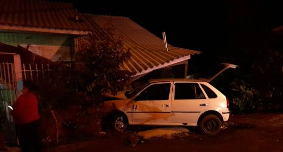 Vítima era passageira e populares informaram que o motorista se evadiu do local