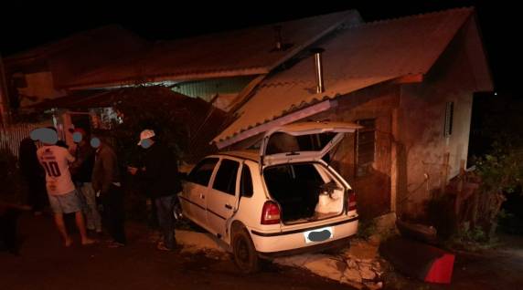 Vítima era passageira e populares informaram que o motorista se evadiu do local