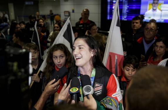 Tricampeã mundial de judô, Mayra Aguiar é recepcionada com desfile pelas ruas de Porto Alegre - foto 4