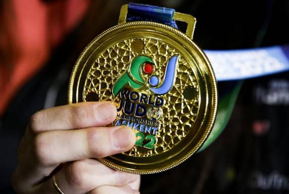 Tricampeã mundial de judô, Mayra Aguiar é recepcionada com desfile pelas ruas de Porto Alegre - foto 7