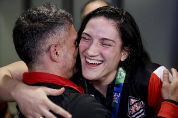 Tricampeã mundial de judô, Mayra Aguiar é recepcionada com desfile pelas ruas de Porto Alegre - foto 5