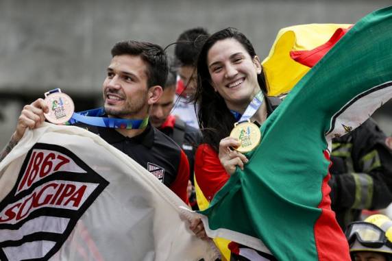 Tricampeã mundial de judô, Mayra Aguiar é recepcionada com desfile pelas ruas de Porto Alegre - foto 3