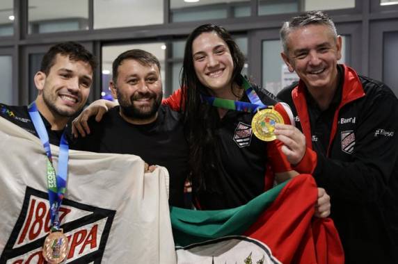 Tricampeã mundial de judô, Mayra Aguiar é recepcionada com desfile pelas ruas de Porto Alegre - foto 2