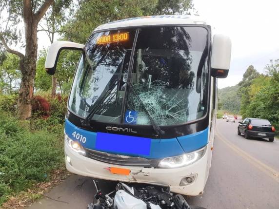 Homem de 35 anos colidiu de frente com o outro veículo na tarde deste sábado (15). Moto tem placas de Cachoeira do Sul, mas identidade da vítima não foi informada. Polícia Civil investiga o caso.