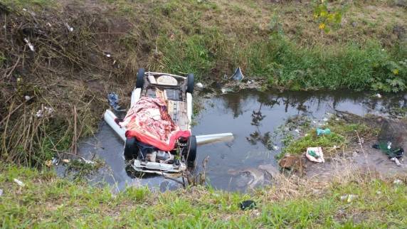 Segundo a PMRv, grupo voltava de uma festa quando o motorista perdeu o controle do carro e caiu em uma vala, no bairro Ingleses. Caso será investigado pela Polícia Civil.