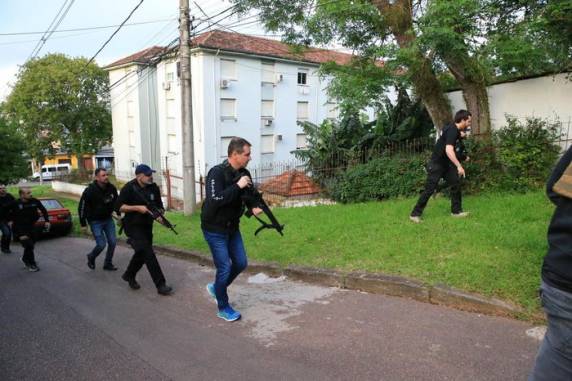 Operação policial nesta segunda-feira no RS e em SC cumpre 12 mandados de prisão contra o grupo. Veículos eram vendidos na Grande Florianópolis