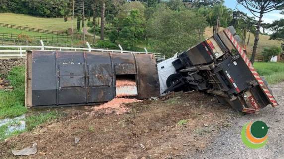 Caminhão tomba em cima de veículos no trecho Passo Fundo/Marau - foto 2