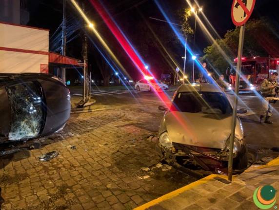 Carro tomba em colisão em Passo Fundo - foto 2