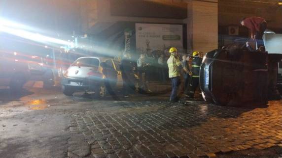 Carro tomba em colisão em Passo Fundo - foto 3