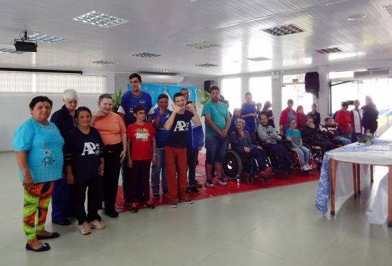 Alunos Fernanda Vidalis e Gustavo Jost representarão a instituição no concurso, que será realizado em novembro em Três de Maio