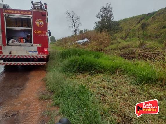 Homem morre após saída de pista seguida de capotamento de veículo na BR-472, em Três de Maio - foto 3