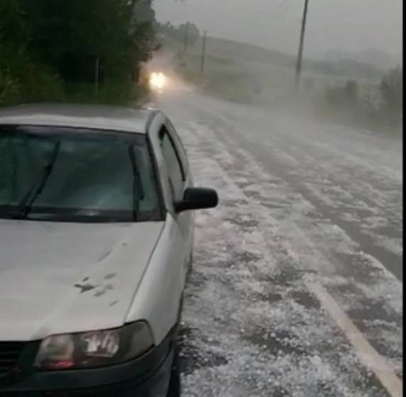 Queda de granizo muda paisagem e causa prejuízos em SC - foto 3