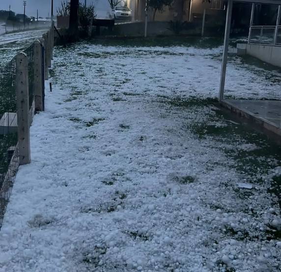 Lavouras tiveram perdas e casas foram destelhadas.