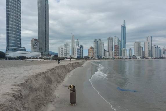 Segundo a prefeitura da cidade, esse fenômeno acontece após fortes ressacas no mar