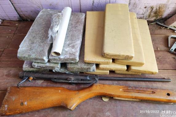 Além da droga foi localizada uma espingarda de pressão desmontada e demais materiais