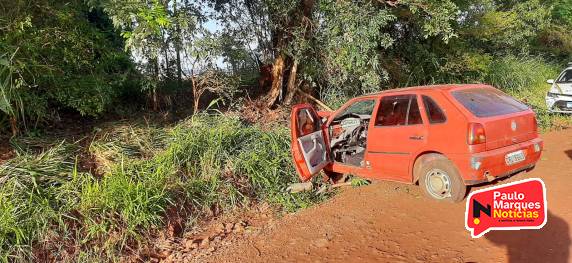 Veículo Gol bateu contra uma árvore na localidade de Vista Alegre