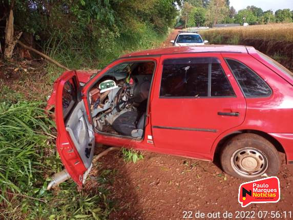 Veículo Gol bateu contra uma árvore na localidade de Vista Alegre