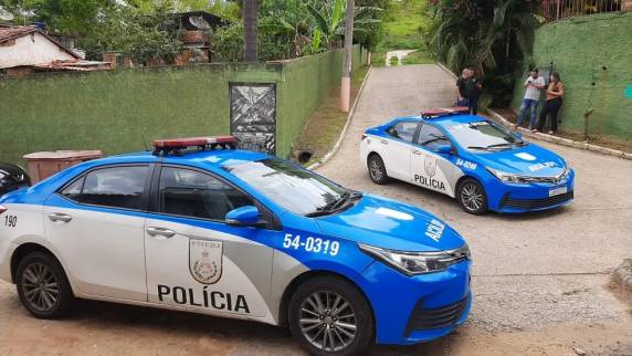 Dois agentes ficaram feridos, segundo Polícia Militar na cidade de Comendador Levy Gasparian. A prisão foi ordenada pelo ministro Alexandre de Moraes, por xingamentos do ex-deputado e ex-presidente do PTB contra a também ministra do STF Cármen Lúcia.