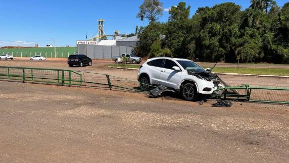 Carros batem no entroncamento da ERS-223 com a Avenida Júlio Rosa em Ibirubá - foto 4