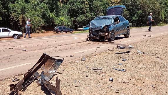 Carros batem no entroncamento da ERS-223 com a Avenida Júlio Rosa em Ibirubá - foto 2