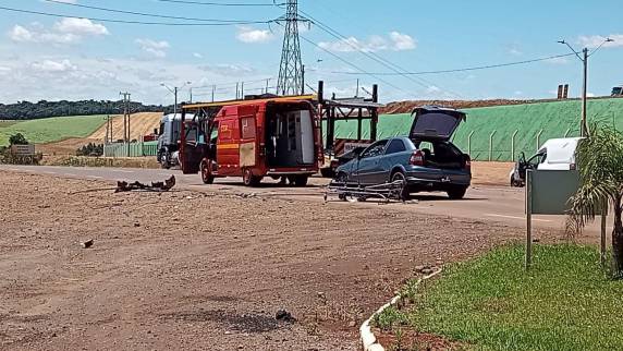 Carros batem no entroncamento da ERS-223 com a Avenida Júlio Rosa em Ibirubá - foto 3