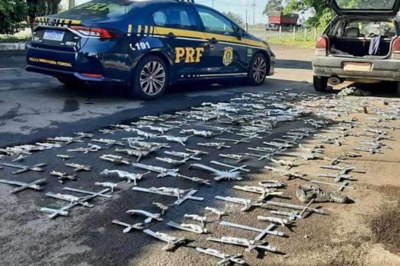 Artigos de arte funerária pertenciam a cemitério de Santa Cruz do Sul; abordagem aconteceu na BR-290, em Eldorado do Sul, na Região Metropolitana