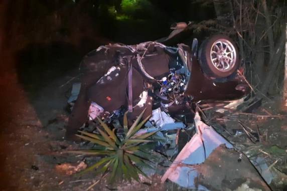 Segundo a polícia, motorista de 22 anos perdeu o controle do carro ao realizar uma ultrapassagem