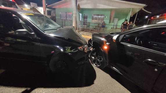 Acidente aconteceu na noite desta quinta-feira, por volta das 19h15