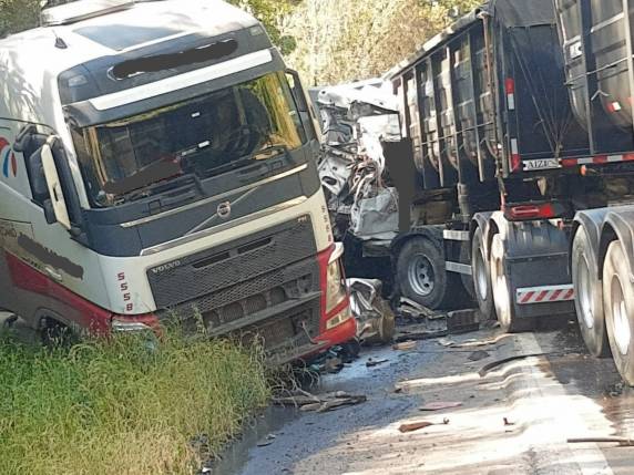Veículo onde a vítima estava ficou destruído