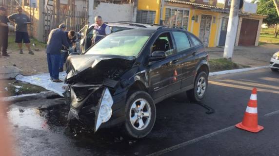 Vítima, de 40 anos, morreu no local. Condutora do outro veículo envolvido foi encaminhada ao Hospital de Pronto Socorro