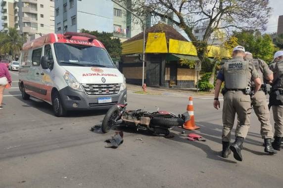 Condutor de 18 anos estava sem capacete quando ocorreu a colisão