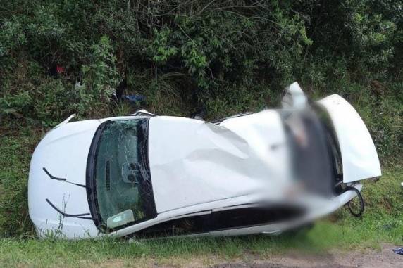 Colisão envolvendo três veículos ocorreu na manhã deste domingo