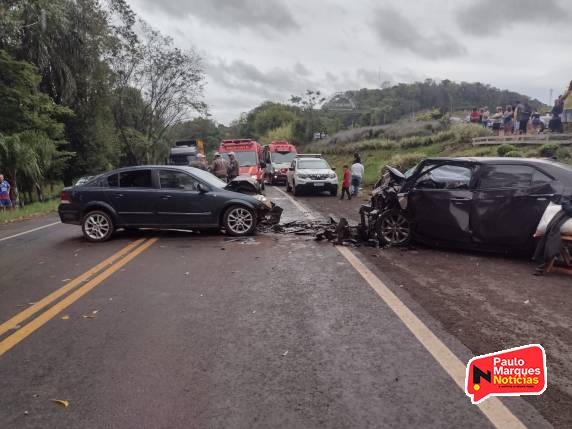 Uma colisão frontal entre dois veículos ocorreu na localidade de Vista Alta