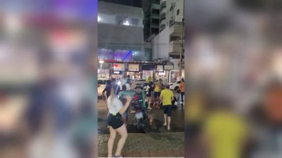 Vídeo nas redes sociais mostra mulher sendo hostilizada em via pública de Itapema por pessoas vestidas com camisa amarela.
