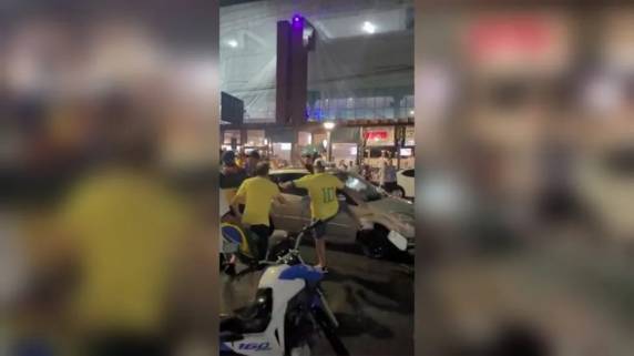 Vídeo nas redes sociais mostra mulher sendo hostilizada em via pública de Itapema por pessoas vestidas com camisa amarela.