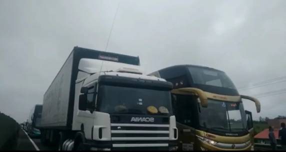 Polícia Rodoviária Federal (PRF) informou que "está negociando a liberação da rodovia de forma pacífica".