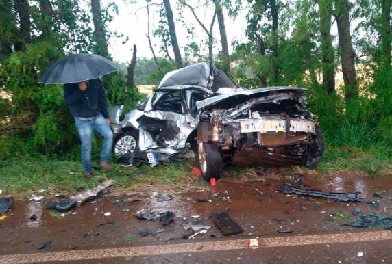 Uma criança de 5 anos que estava no mesmo veículo, e o motorista de uma Van foram resgatados com vida