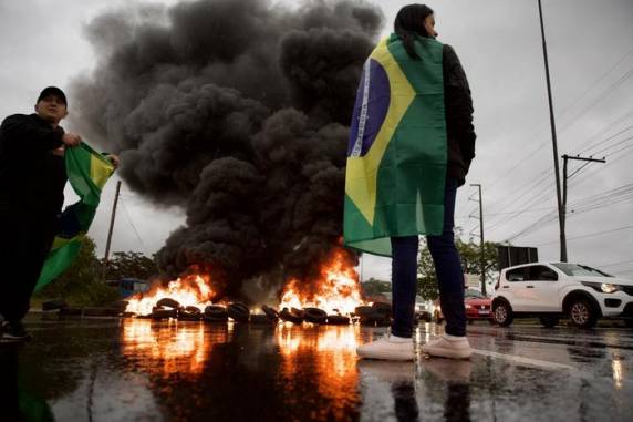 Até as 22h30 desta segunda (31), Polícia Rodoviária Federal (PRF) registrava 41 pontos bloqueados em todo estado. Multa por descumprimento é de R$ 10 mil para pessoas físicas e R$ 100 mil para pessoas jurídicas, duplicada a cada hora.