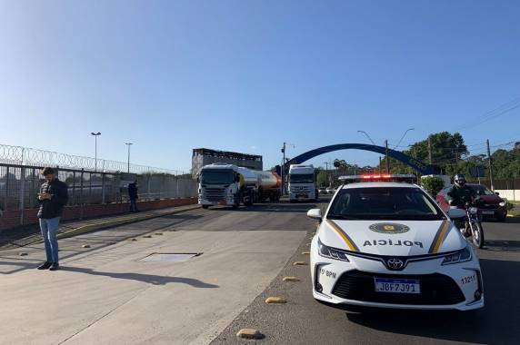 Manifestantes afirmam que não há bloqueio e que a adesão ao ato é espontânea