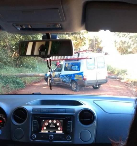 Estradas vicinais são interrompidas por terra e tronco de árvore, em Três de Maio - foto 2